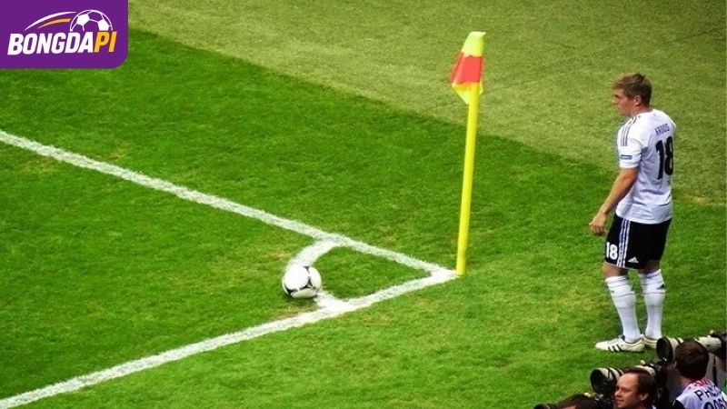 Không việt vị khi nhận bóng phạt góc