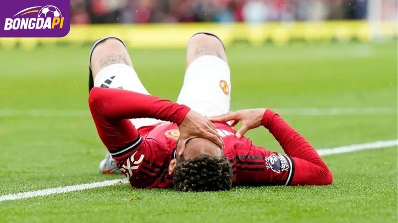 Cunha nằm sân đau đớn sau va chạm